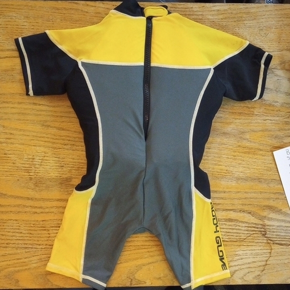 Body Glove Yellow and Gray Performance Rashguard, Size S(20-30lbs) - Picture 2 of 5